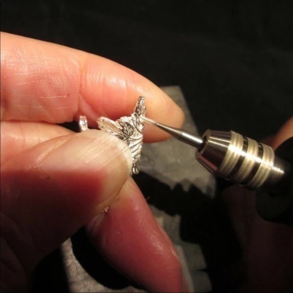 *NEW*Women’s Flower Leaf Clip Earrings - Picture 5 of 5